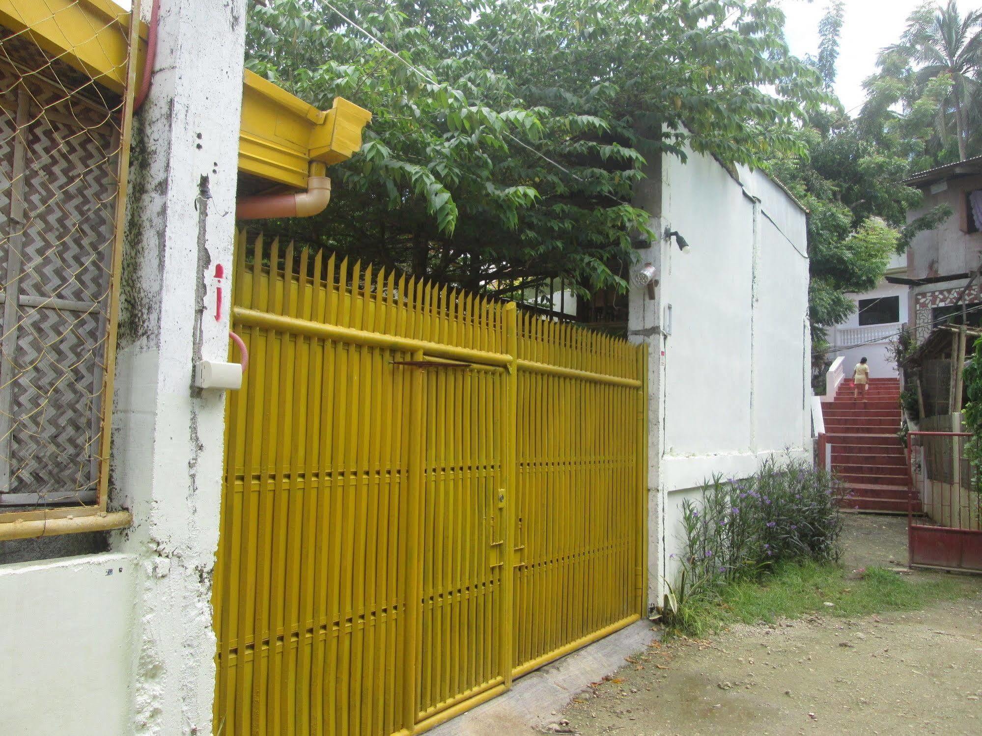 Bambooze Hauz Hotel Balabag  Exterior photo