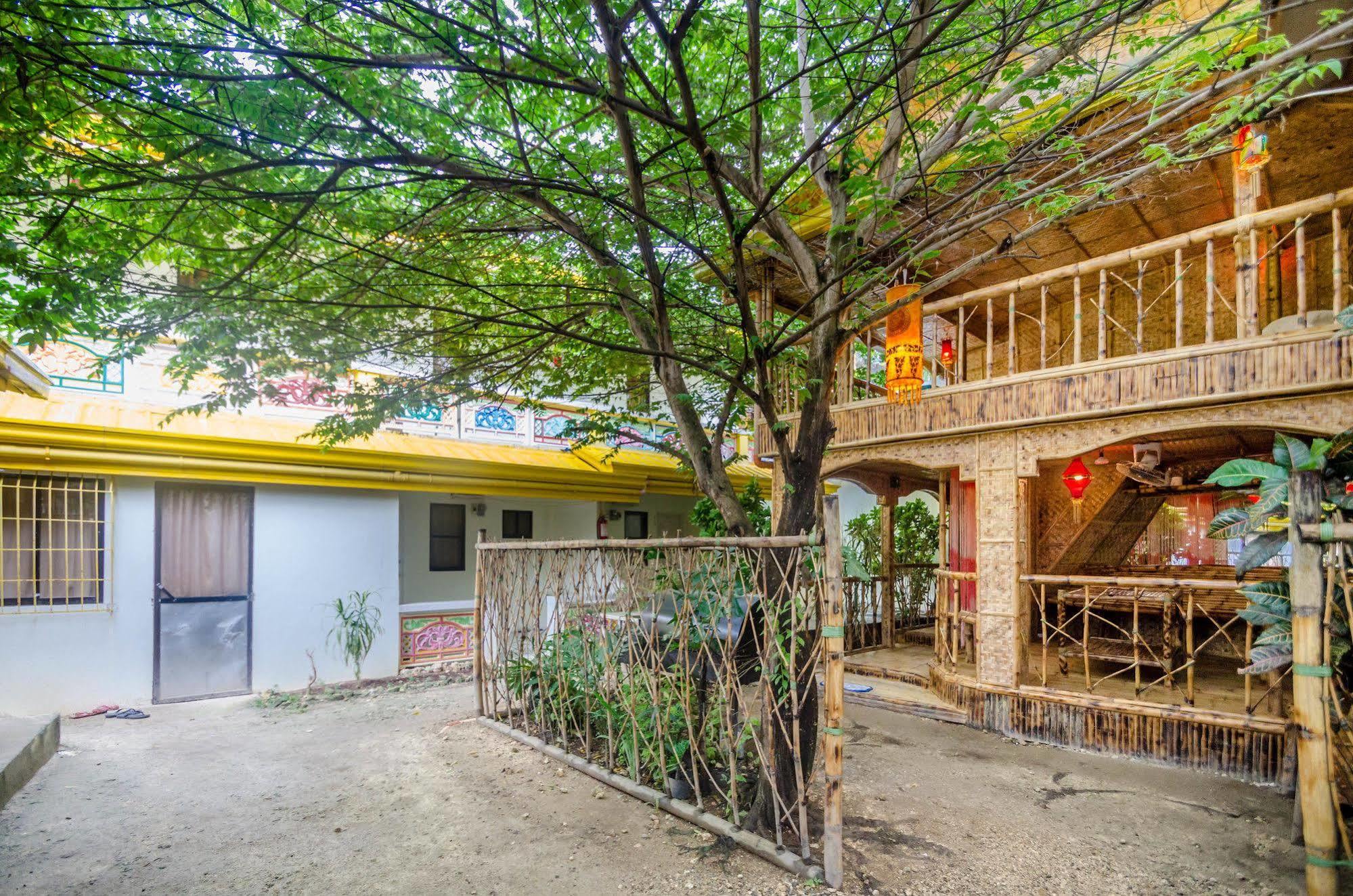 Bambooze Hauz Hotel Balabag  Exterior photo